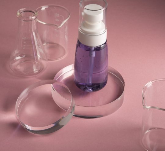 bouteille-de-serum-et-verres-de-laboratoire-a-angle-eleve