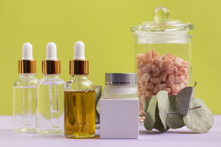 bouteilles-de-serum-et-pot-avec-des-cailloux